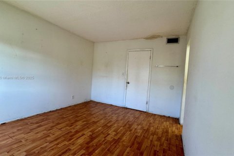 Снять в аренду кондоминиум в Лодердейл-Лейкс, Флорида 1 спальня, 61.5м2, № 1949848 - фото 13