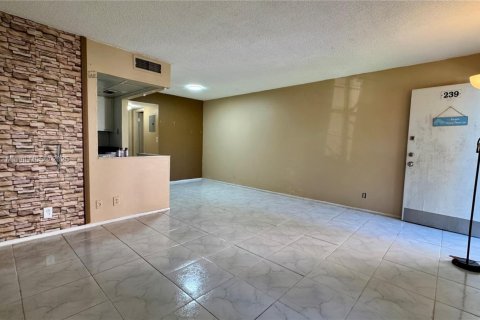 Снять в аренду кондоминиум в Лодердейл-Лейкс, Флорида 1 спальня, 61.5м2, № 1949848 - фото 21