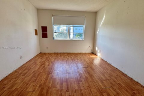 Снять в аренду кондоминиум в Лодердейл-Лейкс, Флорида 1 спальня, 61.5м2, № 1949848 - фото 24