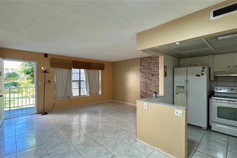 Снять в аренду кондоминиум в Лодердейл-Лейкс, Флорида 1 спальня, 61.5м2, № 1949848 - фото 11