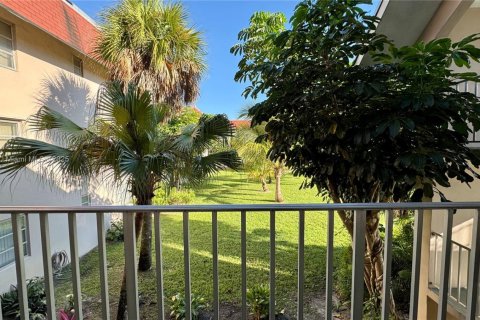 Снять в аренду кондоминиум в Лодердейл-Лейкс, Флорида 1 спальня, 61.5м2, № 1949848 - фото 15