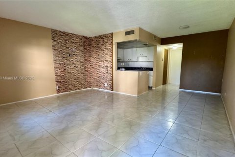 Снять в аренду кондоминиум в Лодердейл-Лейкс, Флорида 1 спальня, 61.5м2, № 1949848 - фото 5