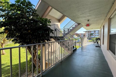 Снять в аренду кондоминиум в Лодердейл-Лейкс, Флорида 1 спальня, 61.5м2, № 1949848 - фото 2