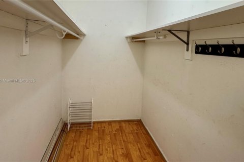 Снять в аренду кондоминиум в Лодердейл-Лейкс, Флорида 1 спальня, 61.5м2, № 1949848 - фото 19