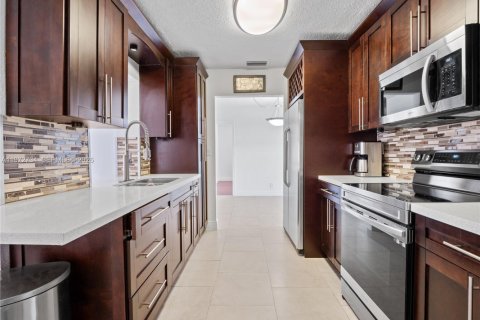 House in Tamarac, Florida 3 bedrooms, 151.43 sq.m. № 2033363 - photo 13