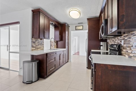 House in Tamarac, Florida 3 bedrooms, 151.43 sq.m. № 2033363 - photo 11