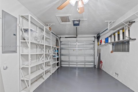 House in Tamarac, Florida 3 bedrooms, 151.43 sq.m. № 2033363 - photo 29