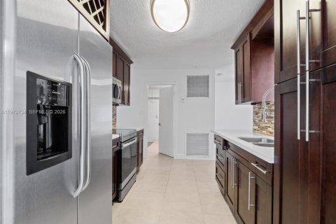 House in Tamarac, Florida 3 bedrooms, 151.43 sq.m. № 2033363 - photo 10