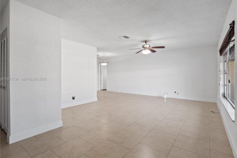 House in Tamarac, Florida 3 bedrooms, 151.43 sq.m. № 2033363 - photo 7
