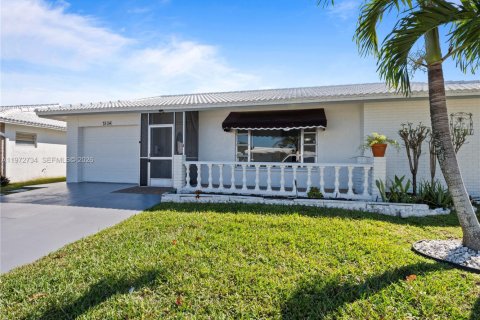 House in Tamarac, Florida 3 bedrooms, 151.43 sq.m. № 2033363