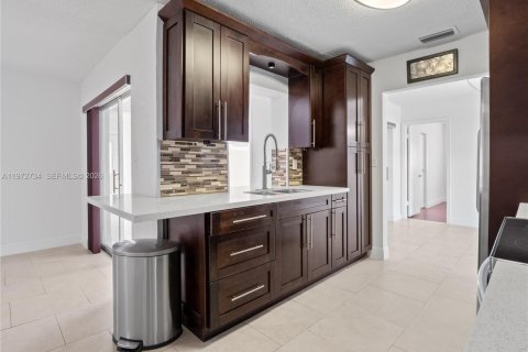 House in Tamarac, Florida 3 bedrooms, 151.43 sq.m. № 2033363 - photo 12