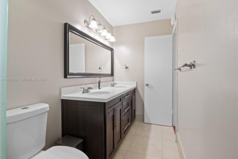 House in Tamarac, Florida 3 bedrooms, 151.43 sq.m. № 2033363 - photo 23