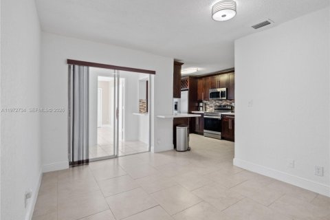 House in Tamarac, Florida 3 bedrooms, 151.43 sq.m. № 2033363 - photo 9