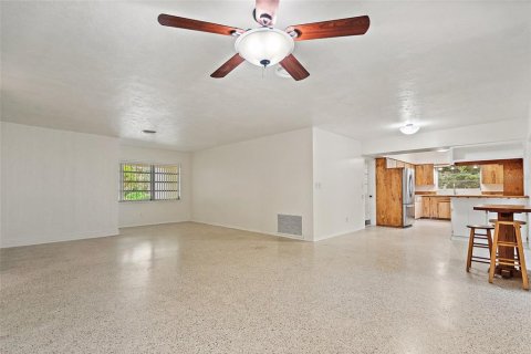 House in Saint Petersburg, Florida 2 bedrooms, 198.72 sq.m. № 1909969 - photo 15