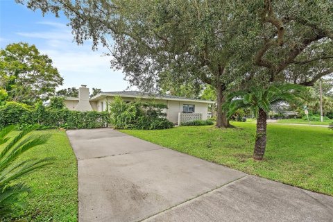 House in Saint Petersburg, Florida 2 bedrooms, 198.72 sq.m. № 1909969 - photo 2