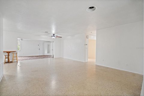 House in Saint Petersburg, Florida 2 bedrooms, 198.72 sq.m. № 1909969 - photo 14
