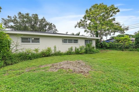 House in Saint Petersburg, Florida 2 bedrooms, 198.72 sq.m. № 1909969 - photo 9