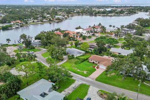 House in Saint Petersburg, Florida 2 bedrooms, 198.72 sq.m. № 1909969 - photo 5