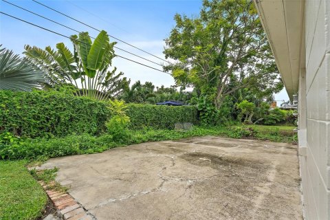 House in Saint Petersburg, Florida 2 bedrooms, 198.72 sq.m. № 1909969 - photo 12