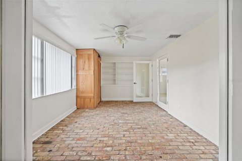 House in Saint Petersburg, Florida 2 bedrooms, 198.72 sq.m. № 1909969 - photo 20
