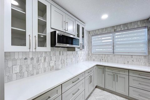 Casa en venta en Tampa, Florida, 5 dormitorios, 263.94 m2 № 1751176 - foto 29