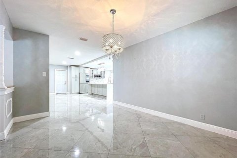 Casa en venta en Tampa, Florida, 5 dormitorios, 263.94 m2 № 1751176 - foto 10