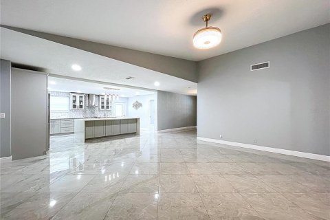 Casa en venta en Tampa, Florida, 5 dormitorios, 263.94 m2 № 1751176 - foto 15