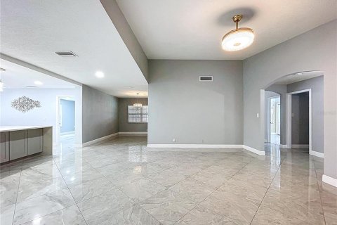 Casa en venta en Tampa, Florida, 5 dormitorios, 263.94 m2 № 1751176 - foto 19