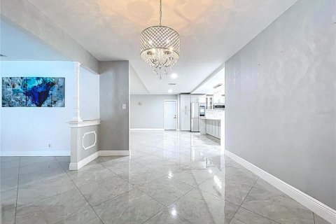 Casa en venta en Tampa, Florida, 5 dormitorios, 263.94 m2 № 1751176 - foto 11