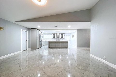 Casa en venta en Tampa, Florida, 5 dormitorios, 263.94 m2 № 1751176 - foto 16