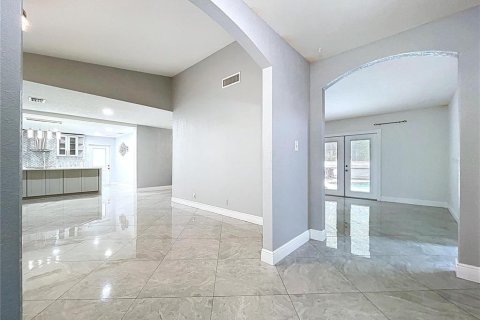 Casa en venta en Tampa, Florida, 5 dormitorios, 263.94 m2 № 1751176 - foto 7