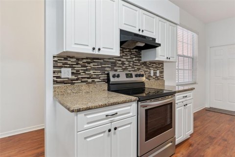 Townhouse in Winter Haven, Florida 2 bedrooms, 127.09 sq.m. № 2231713 - photo 12