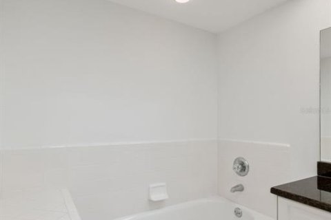 Townhouse in Winter Haven, Florida 2 bedrooms, 127.09 sq.m. № 2231713 - photo 22