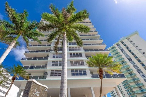 Copropriété à louer à Hollywood, Floride: 2 chambres, 78.69 m2 № 1985470 - photo 1