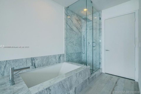 Condo in Miami, Florida, 1 bedroom  № 1937872 - photo 17