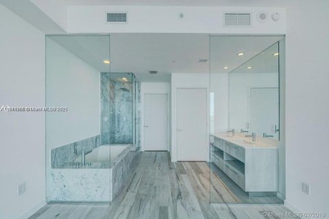 Condo in Miami, Florida, 1 bedroom  № 1937872 - photo 14