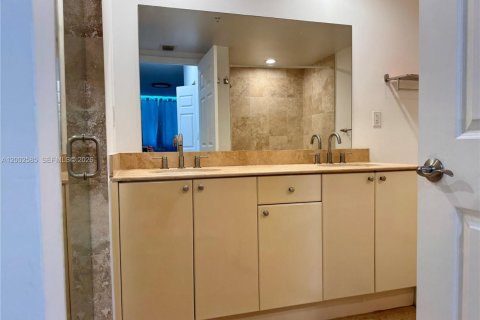 Condo in Hallandale Beach, Florida, 1 bedroom  № 2068239 - photo 13