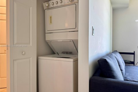 Condo in Hallandale Beach, Florida, 1 bedroom  № 2068239 - photo 14