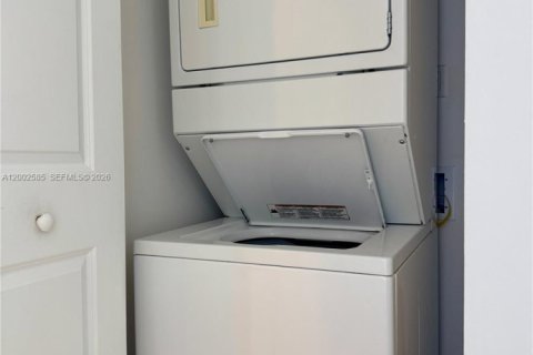 Condo in Hallandale Beach, Florida, 1 bedroom  № 2068239 - photo 15