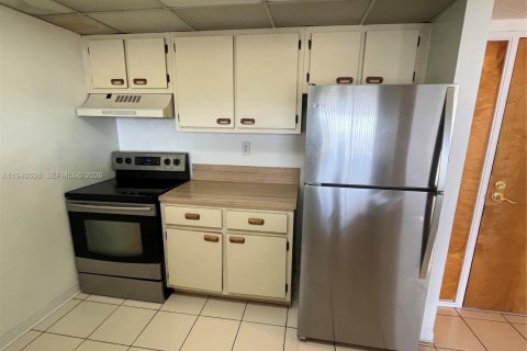 Copropriété à louer à North Bay Village, Floride: 2 chambres, 95.69 m2 № 2152916 - photo 6