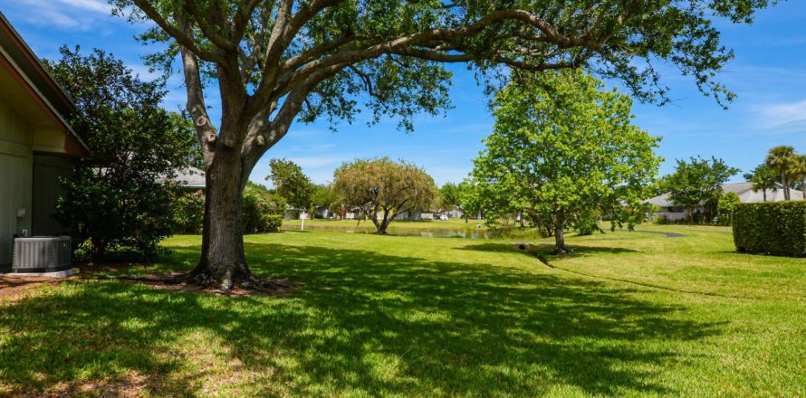 House in Jensen Beach, Florida 2 bedrooms, 96.34 sq.m. № 1092216