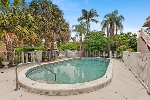 Condo in Pompano Beach, Florida, 2 bedrooms № 2083934 - photo 8