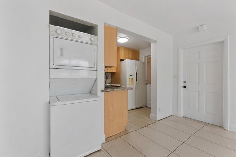 Condo in Pompano Beach, Florida, 2 bedrooms № 2083934 - photo 2