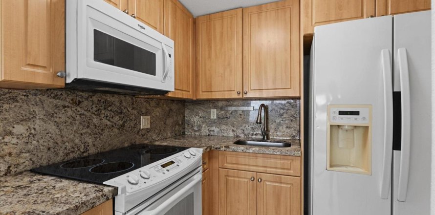Condo in Pompano Beach, Florida, 2 bedrooms № 2083934