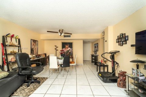 Condo in Miami, Florida, 2 bedrooms  № 1708529 - photo 2