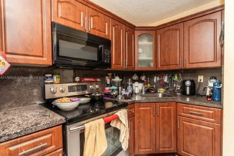 Condo in Miami, Florida, 2 bedrooms  № 1708529 - photo 5