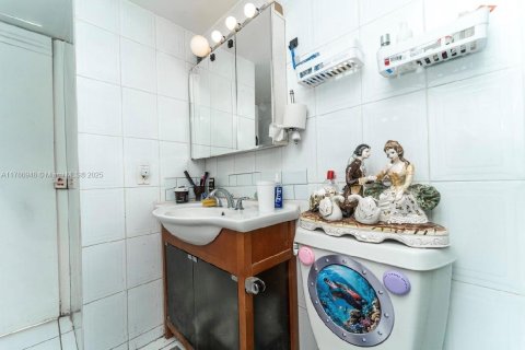 Condo in Miami, Florida, 2 bedrooms  № 1708529 - photo 8