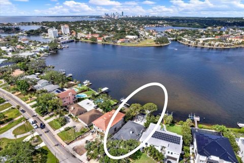 Casa en venta en Saint Petersburg, Florida, 3 dormitorios, 204.48 m2 № 1743282 - foto 1