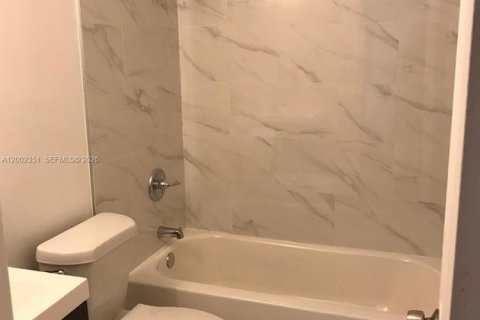 House in Miami, Florida 3 bedrooms, 308.99 sq.m. № 2067730 - photo 11