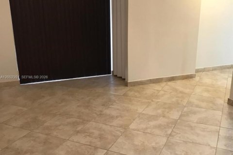 House in Miami, Florida 3 bedrooms, 308.99 sq.m. № 2067730 - photo 3